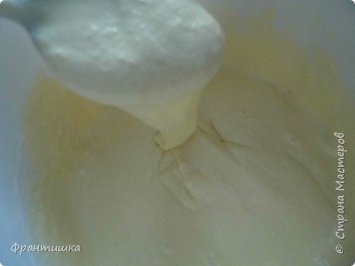 Тесто: два яйца, соли и сахара по вкусу, остатки майонеза и сметаны, сода и мука. Вот такое оно у меня получилось, как густая сметана. (фото 4)