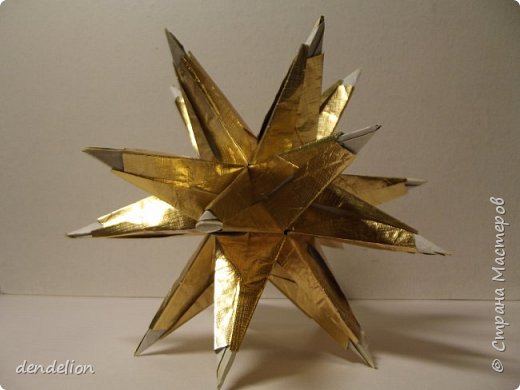 Bascetta Star
Designer: Paolo Bascetta
https://podjem-tal.ru/node/61337?tid=451%2C850
Собрана кусудама не совсем из фантиков, а как указала в заголовке из оберточного материала. (фото 1)