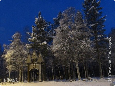 А рядом с алеей слева находится парк, в котором любят отдыхать горожане. Здесь есть горки и качели для малышей. Снимки тёмные, потому что утром ещё темно, у нас скоро полярная ночь наступит. День сейчас составляет три часа и с каждым днём убывает на несколько минут. (фото 64)