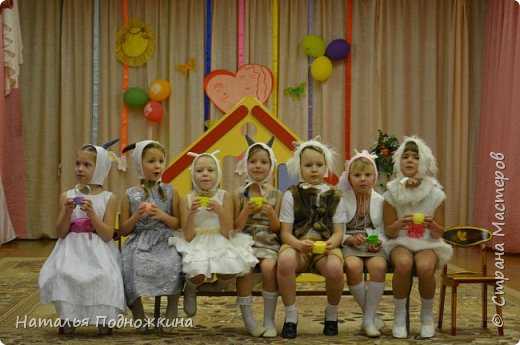 ...А вот и ребятки-козлятки!...26 ноября в нашей группе прошёл праздник, посвящённый  «Дню матери».С особенной теплотой и нежностью дети читали стихи, исполняли песни. Подарили сделанный своими руками сувенир.  (фото 2)