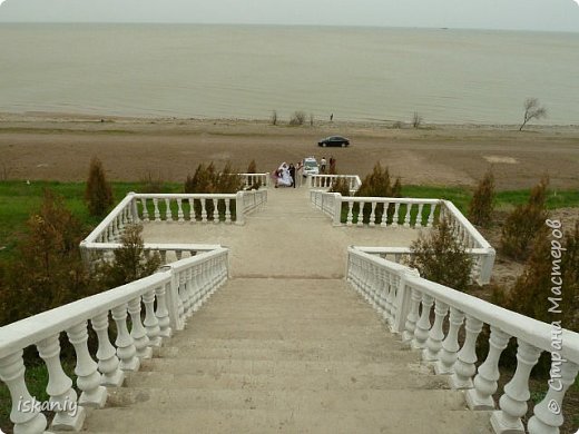 Так выглядит один спусков к пляжу. Но поскольку фото сделано ранней весной, то пляж пустой, а в кадр попали молодожены, которые любят устраивать фотосессию на набережной. (фото 8)