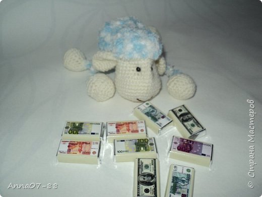 еще сладости)) и замечательная овечка, которая опять же была сразу атакована сыном)) ему 2 годика, поэтому он кричал: бееее, бее, козяяя! (ну коза, так коза, овечку мы еще говорить не умеем)) главное какая она миленькая)) (фото 6)