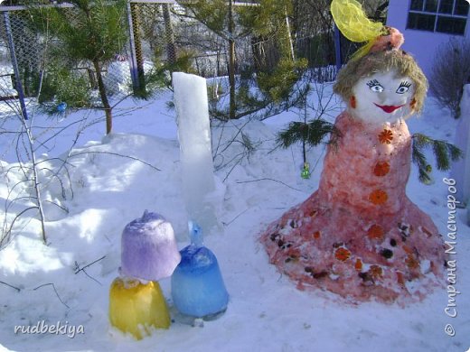 А потом была – боярыня. Платье покрашено водой от варенной свеклы, украшения из цитрусовых, в волосах – перо. (фото 11)