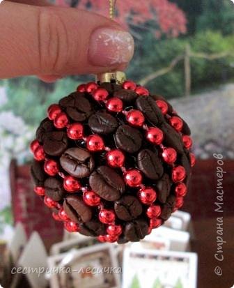 Шары покупала разных цветов, промазывала ПВА засыпала  молотым кофе, после просушки клеяла кофе и бусы(очень важно - клеить одновременно, тогда нет пустот) (фото 7)