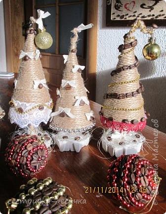 Основу снежинки заклеила сизалем (получилось похоже на снежок), украсила немного кофе. (фото 6)