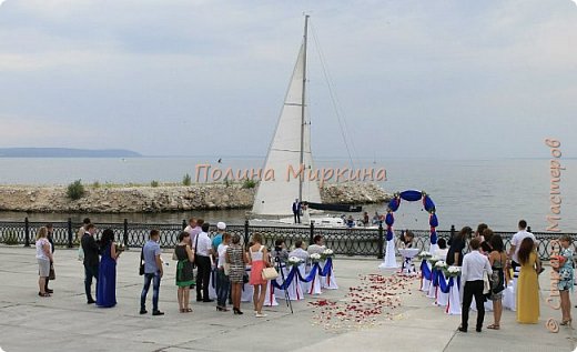 Эти молодожены, конечно большие романтики - к месту торжества они подплывали на яхте (на заднем плане) - момент поистине трогательный. (фото 11)