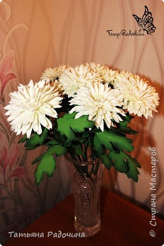 Здравствуйте, мастерицы! Снова решила показать вам свои цветочки))) Сегодня это хризантемы. (фото 1)