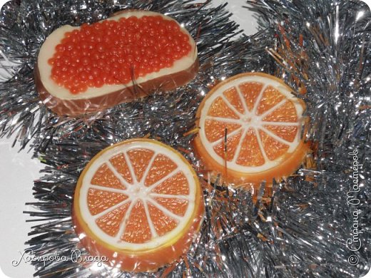 Новогодние вкусняшки : Бутерброд с икрой и апельсины.Апельсины с люфой ,глиттером и эфирным маслом апельсина. (фото 9)