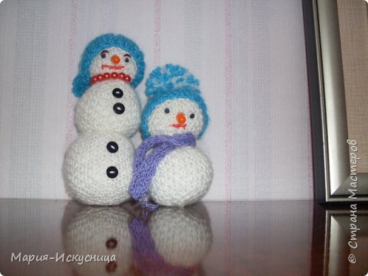 Связала снеговиков еще в прошлом году, как игрушки на елку. Это мама и дочка. Планирую еще папу, да все руки не доходят)
Вязала прямоугольник "жемчужной" вязкой, сшивала, набивала синтепоном и затягивала так, что бы получился шарик. (фото 1)