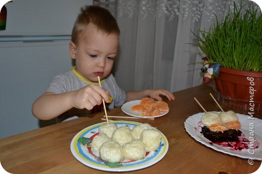 из теста скатали большого колобка, делали смешные рожицы.... вспомнили сказку
 (фото 7)