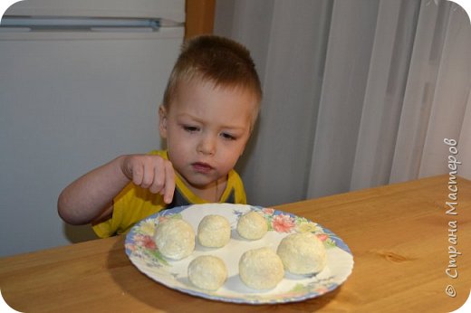 ленивые вареники: творог+яйца+мука+сахар+соль
скатали 3 колобка большой, средний и мамаленький  (фото 3)