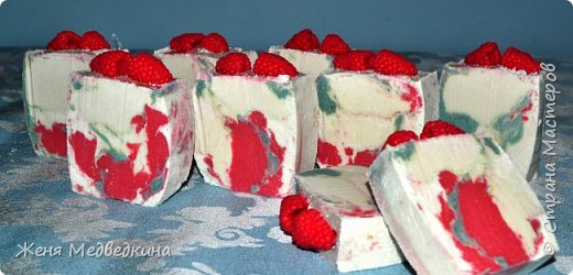 Новосваренная нулевка. Омылены пальмовое, кокосовое и оливковое масло, в пережире масло виноградной косточки. Ароматизатор "Яблоневый цвет", пахнет потрясающе - свежестью. Получилось 9 кусочков по 90-100 гр. (фото 4)