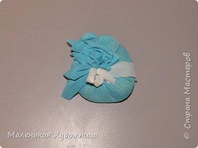 Соберите края и завяжите бантик или узел с помощью ленты (или полоски ткани). (фото 4)