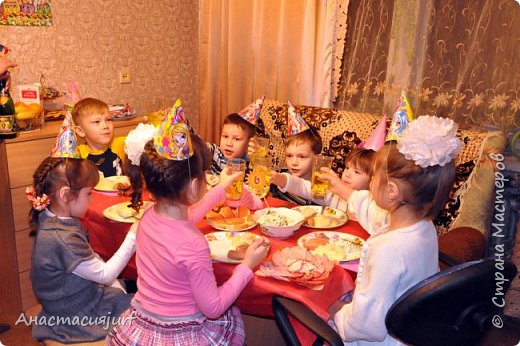 С гостями за праздничным столом собрались! Поднимают бокалы! (фото 2)