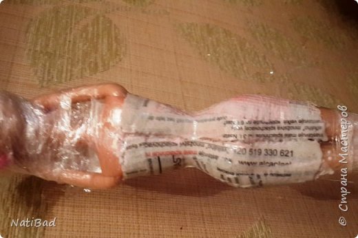 Подставку для ручек сделала из корсета. Куклу обернула пленкой и обклеила  газетой и бином - 5 раз. (фото 5)