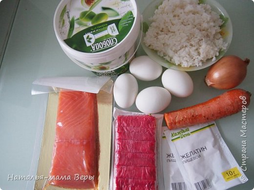 Нам понадобятся следующие продукты:
- кусочек малосоленой рыбки ( форель, горбуша, семга)примерно 300гр
- крабовые палочки ( упаковка в 2 ряда)
- желатин
- морковь сырая
- лук
- вареный рис
- майонез (фото 2)