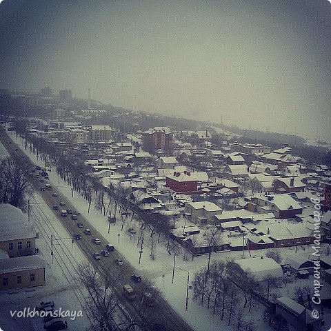 А  город...со своими проблемами....Это одна из центральных улиц- ул. Кирова. Сам город остается ,как бы за спиной, а то что перед нами- это в основном портовые и складские постройки и немного частного сектооа.... (фото 6)