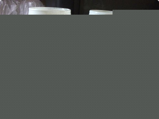прочпокиваем бокалы вот таким образом.Ничего вымерять не надо,все приблизительно.Так эффект будет тот,который нам нужен.Сверху и снизу,оставляя серединку непрокрашенной.Перед этим,естественно-обезжириваем поверхность бокалов по всей длине и ширине. (фото 5)