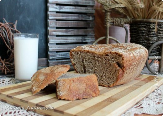 Здравствуйте, мастерицы. 

Сегодня расскажу вам о вкусном, аппетитном увлечении супруга.  Он печет хлеб. Хлеб он делает на закваске, без дрожжей, с большой любовью. Вымешивает в тестомесе, а выпекает в обычной духовке. Мы практически никогда не покупаем хлеб, печенье или булочки в магазине, хоть и печется  хлеб не каждый день, но два, три раза в неделю обязательно. Делает он это с любовью, потому что только по большой любви можно встать в 4 утра, когда тебе не надо на работу и нет других причин!  Так вот,  ранним утром, когда  мы со Степаном, ясное дело,  еще спим)),  Михаил выпекает хлебушек , а мы просыпаемся уже от запаха свежеиспеченного хлеба,  думаю , что от этого просыпаются и соседи, ароматы как в пекарне))

С уверенностью могу сказать нет ничего лучше свежего хлеба, часто еще горячего или теплого... с хрустящей корочкой...Ммм... 

А еще я знаю, что когда наш малыш вырастет , может переедет в другой город, то он точно будет вспоминать о доме... о родителях...  вдыхая сладкий аромат свежего  хлеба. (фото 1)