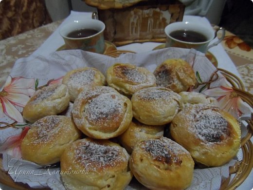 Доброго времени суток всем жителям СМ!!! Сегодня я к вам с ватрушками:) Знаю что рецептов великое множество, но этот на просторах Страны Мастеров я не встречала. Так как особой любви к замешиванию обычного теста для пирогов я не испытываю, поэтому занимаюсь исключительно выпечкой тортиков, печенюшек и пироженых.......Этот рецепт увидела в какой-то кулинарной передаче и он мне понравился тем что не надо возиться с тестом- используется готовое бездрожжевое слоёное... (фото 1)