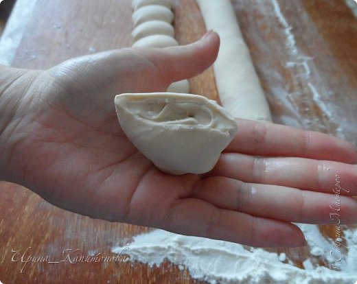 Главный нюанс этого рецепта это формирование самих ватрушек! Обмакиваем руки в холодную воду, берём заготовочку , с одной стороны (она будет снизу на ладошке) немножко сминаем тесто во внутрь , сверху - открытая часть... (фото 7)