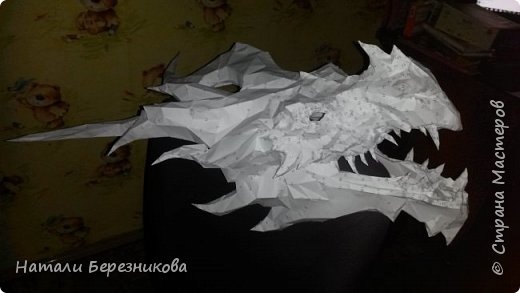 Доброго времени суток, дорогие жители Страны Мастеров! Хотелось бы поделиться с вами итогом двухмесячной работы.
Это маска Алдуина. Кому интересно - скажу: Алдуин - это чрезвычайно могущественный дракон из игры The Elder Scrolls V: Skyrim. "Голова черного дракона — первенца акатоша и старшого брата Партурнакса. Его прозвище «Пожиратель Мира» в полной мере передает ту сверхъестественною мощь, которую ощущаешь когда смотришь на неё в полной мере понимаешь что прозвище это он полностью заслужил!"
Игра на самом деле шикарная. (фото 1)