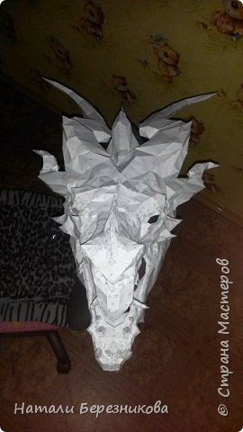 Ну да ладно. Заговорилась слегка. Моделька сделана в технике паперкрафт. Да, знаю... не слишком ровно и аккуратно получилась, но я пыталась:-) (фото 2)
