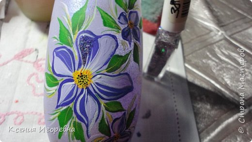 и,наконец-то,лаком с блёстками проходимся по каждому лепестку цветка,по немногу (фото 64)