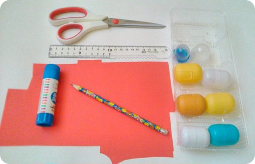 Мне понадобится:
?Ножницы
?Линейка
?Клей
?Простой карандаш
?Шаблон (который находится ниже)
?Цветной картон или бумага
?Капсулы от киндера (шоколадных яиц)
(фото 2)