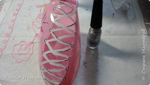 Бокалы практически готовы.Остались только детали)))теперь серебряными блестками на лаковой основе кое-какие шнурочки дополняем (фото 53)