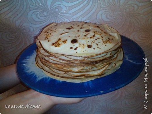 ну и конечно всех с Масленицей!!!!!здоровья вам и всех благ!!!угощайтесь!!!!мои любимые тоненькие блинчики)))кто со сметанкой .кто с вареньем))))на здоровье!!!!!вот и все!всем пока))) (фото 6)