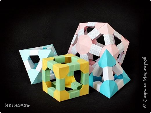 Многогранники из книги "Polyhedron origami for beginners".
Все эти многогранники собираются из двух типов модулей. Соединительные у всех фигур - одинаковые, а те, что в вершинах - разные. все модули собираются из квадратов.
Без клея. (фото 1)