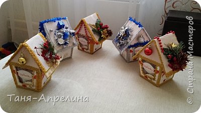 Моя любимая новогодняя деревня!
в каждом лежит индивидуальный подарок + конфетки рафаэлки. Идея таких домиков взята с сайта, спасибо огромное мастерицам! (фото 5)