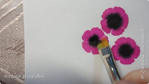дорисовываем третий цветочек...промываем хорошенько кисть и откладываем пока в сторону... (фото 16)