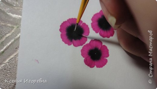 на палитре разводим белую краску с водой.Жиденько.Берем тонкую кисть №1,смачиваем в воде,излишки влаги-об салфетку.На кончик кисти набираем краску.Ставим кисть прямо ПЕРПЕНДИКУЛЯРНО поверхности и прорисовываем тонкими линиями каждый лепесток у цветка... (фото 17)
