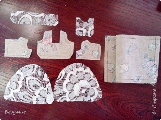Вырезаем из основной ткани верх платья, юбку (длина и ширина полоски подбирается по вкусу). Из кружевного полотна - воротник, рукава и маленькую часть для переда верха. (фото 2)