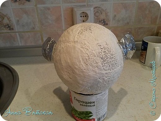 ..на горячий клей приклеила к нашему шарику.. (фото 11)