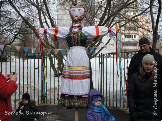 В добровольно-принудительном порядке поручили мне  изготовить 3-х метровую куклу Масленицу. Процесс оказался увлекательным и  вот такая красавица получилась. (фото 1)