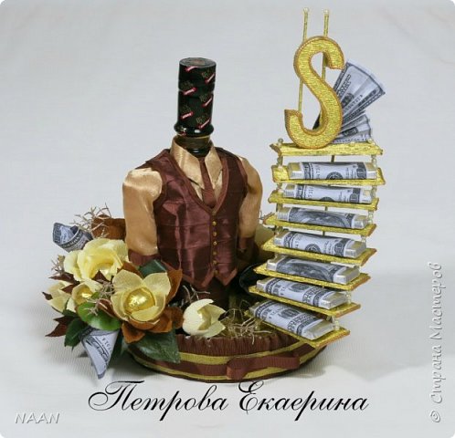 Доброе время суток,вот хочу поделиться своим вариантом "Денежной лестницы" Спасибо за идею Лисенок Кисенок https://podjem-tal.ru/node/617733 и https://podjem-tal.ru/node/834324 Ольkа 2014 .
Поступил заказ. Бутылки заказчица решила свои принести,только попозжа,а мне сказала начинать делать. Ну я взялась рьяно за дело. Почти все сделала(кроме бутылки). Поздно вечером привезли бутылки...... Я просто оболдела,большая(ну ни как в основу не входит) да еще и 8- гранник... Как удержать ленточки?!... (фото 1)