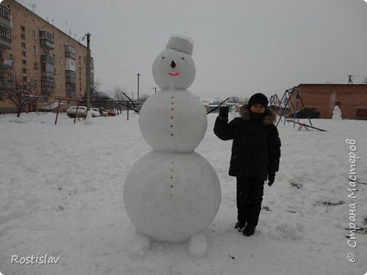 Все люди которые проходили, останавливались и рассматривали его, фотографировались,  даже трогали ...пуговки
Нам было очень приятно... (фото 2)