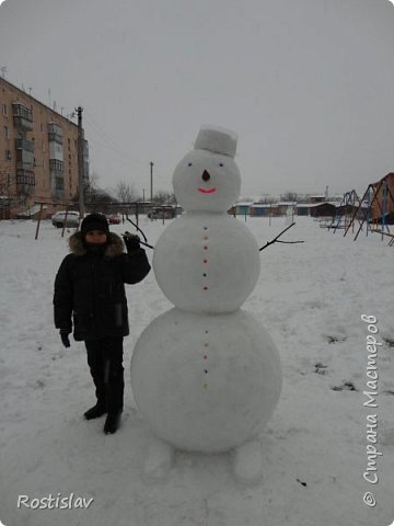 Когда было много снега мы с папой слепили вот такого снеговика....гиганта
мама сделала глазки, нос, рот и пуговки... (фото 1)