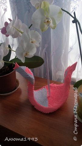 Вот такая вот голова и хвост получились))) затем сделала мачту из обычного листа А4, который очень плотно скрутила в трубочку, обрезала острые концы и просто вставила в середину уже готовой почти ладьи. Правда один минус, розовая бумага настолько мне попалась скользкой, что пришлось мою ладью немного подвязать ниточкой. белая бумага как вы уже знаете держит любую форму как ты ее не загни, в силу своей шероховатости, а розовая попалась очень гладкая. но ниточка почти не заметна!
Затем был последний штрих это паруса, если у кого-то есть красивая бумага то можно сразу вырезать круги и одеть на мачту. У меня такой бумаги не было, я взяла 2 листа А4 и клеем ПВА приклеила туда красивую тонкую ткань(ткань лучше обклеить целый лист, не пожалеть ткани, чтобы потом когда вы круги начертите а ткани где-то не хватает с краю.), дала время просохнуть, начертила циркулем круги и вырезала, прорезав небольшие отверстия для того чтобы их одеть на мачту.
Ну надеюсь я понятно все описала, желаю удачи! (фото 5)