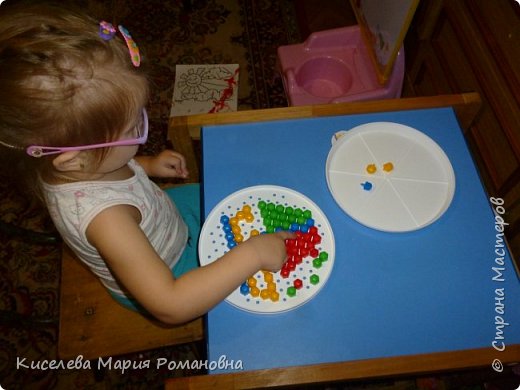 И в заключение. Мы поиграли с мозаикой))))  Мама сделала кораблик, доча активно помогала))) И в конечном итоге она его с удовольствием разобрала))))  (фото 24)