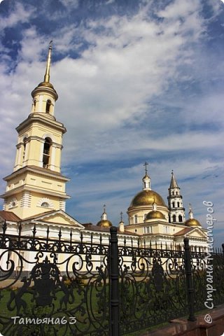 Традиции видимо есть кому продолжать, рядом Спасо-Преображенский собор. Храм был заложен в 1824 ....ограда очень красивая! (фото 32)