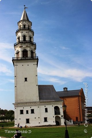 Здравствуйте все, кто любит путешествовать и узнавать новое! Это фото Невьянской башни...да, да наклонной или падающей....Но речь сегодня пойдет не о ней. Я хочу немного рассказать про музей, который располагается рядом. Больше показать вещи, которыми пользовались люди, жившие в начале 19 века. (фото 1)