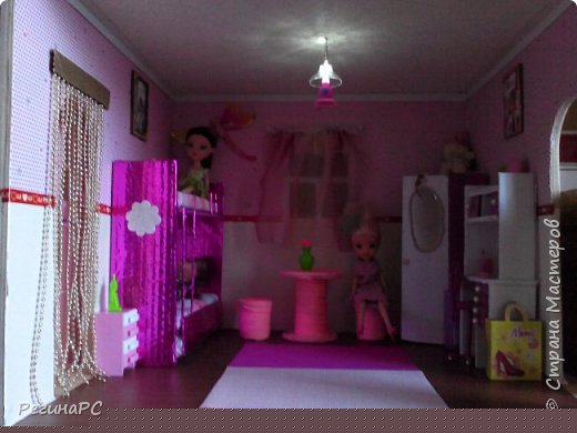 Здравствуйте всем! Сразу хочу извиниться за качество фотографий, лучше не получается.Сделала пока первую комнату. Эта комната девочек подростков. Т.к у нас только три куклы размером 25 см (все остальные 30см), это комната именно для них. Не судите строго, т.к. что то подобное делаю в первый раз в своей жизни. Пока дочки маленькие, на первое время им хватит. Вот так выглядит комната вообщем, она находится на третьем этаже, возле балкона. Надеюсь в этом доме это будет единственная розовая комната. Вся мебель самодельная (фото 1)