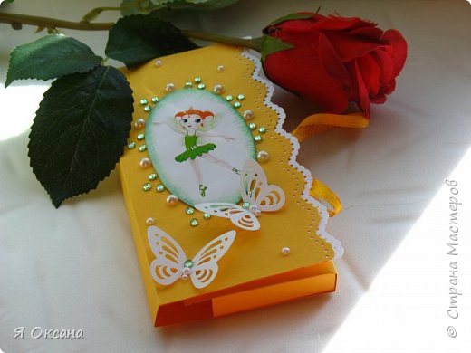 Желтенькая (точнее, желто-зеленая). По-моему, самая весенняя шоколадница. (фото 6)