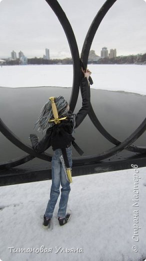 Сейчас я нахожусь на Верх-Исетском пруду. Самый центр города Екатеринбург. 
Тут всегда дико ветрено, а летом попахивает... Вам лучше не знать чем. (фото 3)