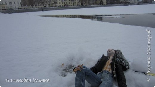 Снежок бодрит. 
Ксссстааати, зимой по пруду народ ходит. Типо так быстрее. Я как вижу их весной, так мне всегда смешно: лёд-то уже под таил, а весите вы ни как пушинки. Бывают случаи МЧС оттуда этих великих умников вытаскивает.  (фото 4)