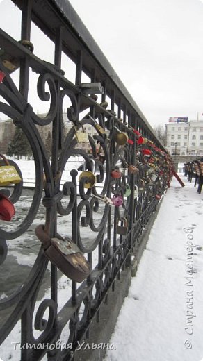 Бум нашего города: приехать на свадьбу в центр, и повесить свой замочек. Чушь полная, но люди верят, что так они сохранят свою любовь. 
Ну, а чего? пришел с кусачками, замков нарезал, да в металлом сдал *смеется* (фото 14)